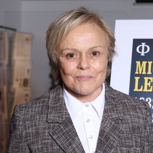 Muriel Robin lors du dévoilement du timbre Michel Legrand réalisé par l'artiste Mathieu Persan (Vente anticipée le 23/02, vente général le 24/02
Tirage : 705 000)   à la librairie "Le Carré d'Encre" à Paris le 12 décembre 2023.

© Denis Guignebourg : Bestimage