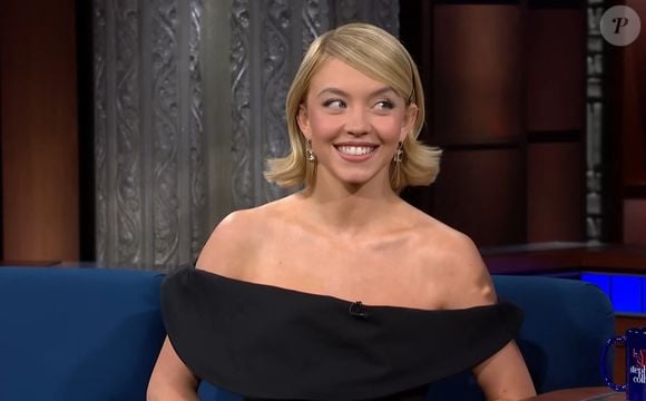 La star hollywoodienne Sydney Sweeney est éblouissante dans une mini robe noire décolletée et sans bretelles lors de l'émission télévisée de Stephen Colbert aux États-Unis. Photo CBS fournie par JLPPA/Bestimage