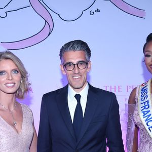 Sylvie Tellier, fondatrice de l'association des "Bonnes Fées", avait pour but de récolter des fonds. 

Sylvie Tellier, Jérémy Redler (maire du 16ème arrondissement de Paris), Angélique Angarni-Filopon (Miss France 2025) fête son 34ème anniversaire - Soirée de gala du 10ème anniversaire de l’association "Les Bonnes Fées" à l’Hôtel The Peninsula Paris le 8 octobre 2025. The Peninsula Paris renouvelle son soutien dans la campagne Octobre Rose au côté de l’artiste G.Sardin. © Rachid Bellak/Bestimage