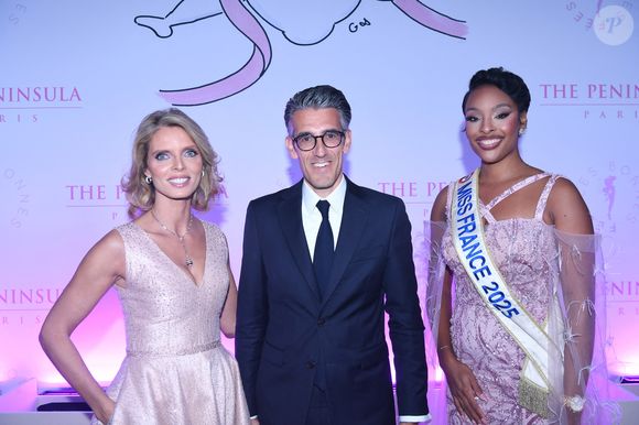 Sylvie Tellier, fondatrice de l'association des "Bonnes Fées", avait pour but de récolter des fonds. 

Sylvie Tellier, Jérémy Redler (maire du 16ème arrondissement de Paris), Angélique Angarni-Filopon (Miss France 2025) fête son 34ème anniversaire - Soirée de gala du 10ème anniversaire de l’association "Les Bonnes Fées" à l’Hôtel The Peninsula Paris le 8 octobre 2025. The Peninsula Paris renouvelle son soutien dans la campagne Octobre Rose au côté de l’artiste G.Sardin. © Rachid Bellak/Bestimage