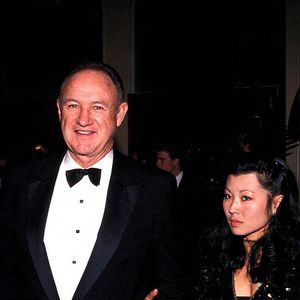 La version donnée par Elizabeth Hackman ne concorde pas avec les premiers rapports. 

Gene Hackman et son épouse Betsy Arakawa  Crédit : Ralph Dominguez/MediaPunch Alamy/ABACA
