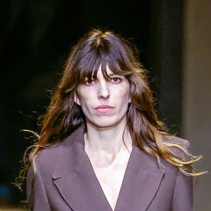 Le beau brun paré d'un joli costume a défilé avec panache, à l'instar de sa célèbre maman, qui a également foulé les podiums à plusieurs reprises. L'an dernier, la demi-soeur de Charlotte Gainsbourg avait forte impression lors du défilé AMI Paris. 

Lou Doillon au défilé Ami - Alexandre Mattiussi Collection Homme Prêt-à-Porter Automne/Hiver 2024 lors de la Fashion Week de Paris (PFW), à Paris, France, le 19 janvier 2024.