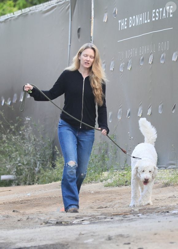 Justine Wilson, ex femme de Elon Musk, promène son chien à Brentwood le 22 juin 2022. Backgrid USA / Bestimage