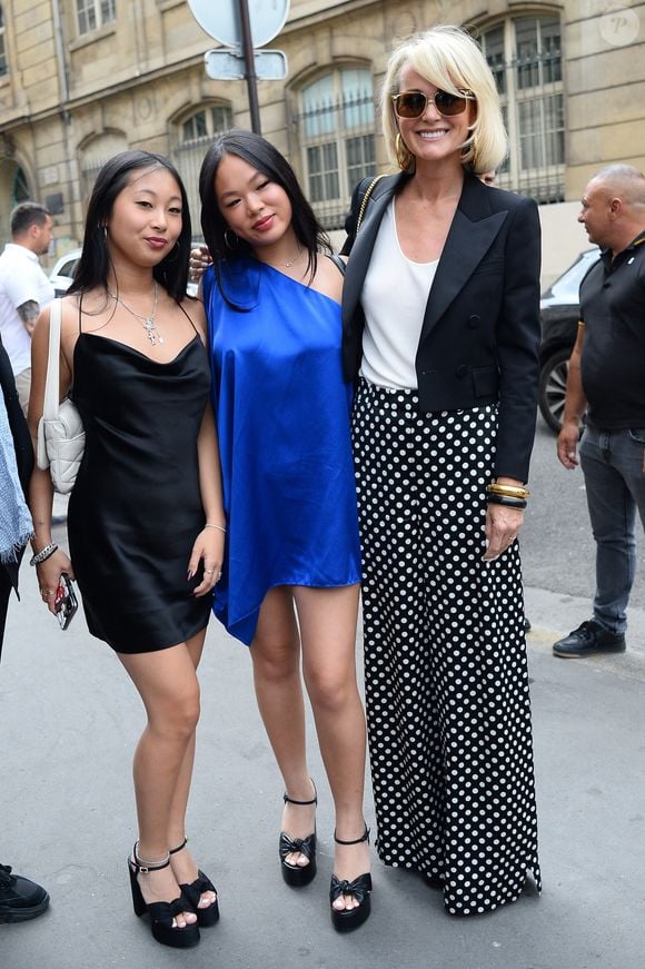 Laeticia Hallyday et ses filles Jade et Joy à leur arrivée au mariage de Claude Lelouch à la mairie du 18ème à Paris. Le 17 juin 2023 Agence / Bestimage