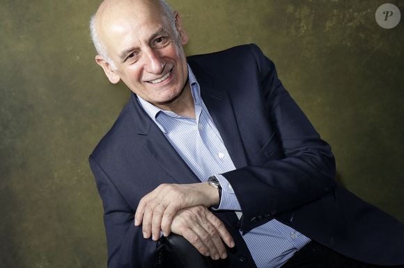 Jean-Michel Aphatie pose lors d'une séance de portrait à Paris, France, décembre 2020. Photo par VIM/ABACAPRESS.COM