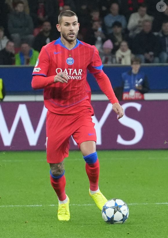 Selon son récit, plusieurs proches assuraient des tâches de sécurité et de logistique, jour et nuit. Ils auraient été payés sans contrat et sans accès aux soins.

 Lucas Hernandez du Paris Saint Germain Lors de la 3e journée de Ligue des Champions entre le Bayer 04 Leverkusen et le Paris Saint Germain le 21 octobre 2025 au BayArena de Leverkusen, Allemagne - photo Laurent Lairys / PSNEWZ