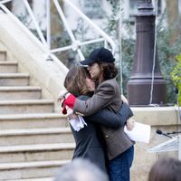 Charlotte Gainsbourg perd ses moyens lors de la cérémonie pour Jane Birkin, sa sœur Lou Doillon à ses côtés
