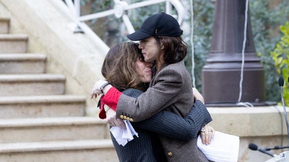 Charlotte Gainsbourg perd ses moyens lors de la cérémonie pour Jane Birkin, sa sœur Lou Doillon à ses côtés