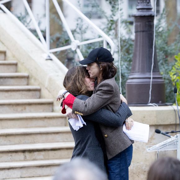 Charlotte Gainsbourg et Lou Doillon ont pu retrouver leur cousin Roman de Kermadec pour une très belle occasion : un nouvel hommage rendu à leur mère Jane Birkin.

Lou Doillon et Charlotte Gainsbourg - Inauguration de la passerelle Jane Birkin
© Cyril Moreau / Bestimage
