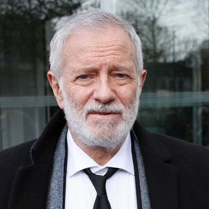 Il estime qu'il est impossible pour une femme de vivre avec lui sur la durée.

Exclusif - Francis Huster - Les célébrités à la sortie des studios de RTL à Neuilly-sur-Seine, le 8 décembre 2025.
© PsnewZ / Bestimage