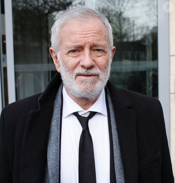 Il estime qu'il est impossible pour une femme de vivre avec lui sur la durée.

Exclusif - Francis Huster - Les célébrités à la sortie des studios de RTL à Neuilly-sur-Seine, le 8 décembre 2025.
© PsnewZ / Bestimage