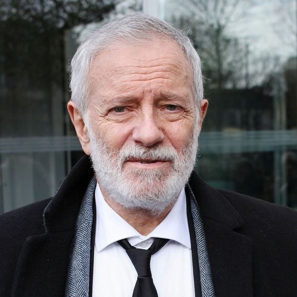 Il estime qu'il est impossible pour une femme de vivre avec lui sur la durée.

Exclusif - Francis Huster - Les célébrités à la sortie des studios de RTL à Neuilly-sur-Seine, le 8 décembre 2025.
© PsnewZ / Bestimage