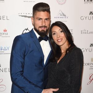Olivier Giroud et sa femme Jennifer, enceinte - Les célébrités posent lors du photocall de la soirée Global Gift à Londres le 18 novembre 2017.