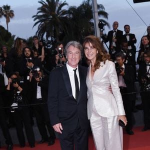 François Cluzet et sa femme Narjiss Slaoui-Falcoz à la montée des marches du film "Mascarade" lors du 75ème Festival International du Film de Cannes, le 27 mai 2022. © Rachid Bellak/Bestimage