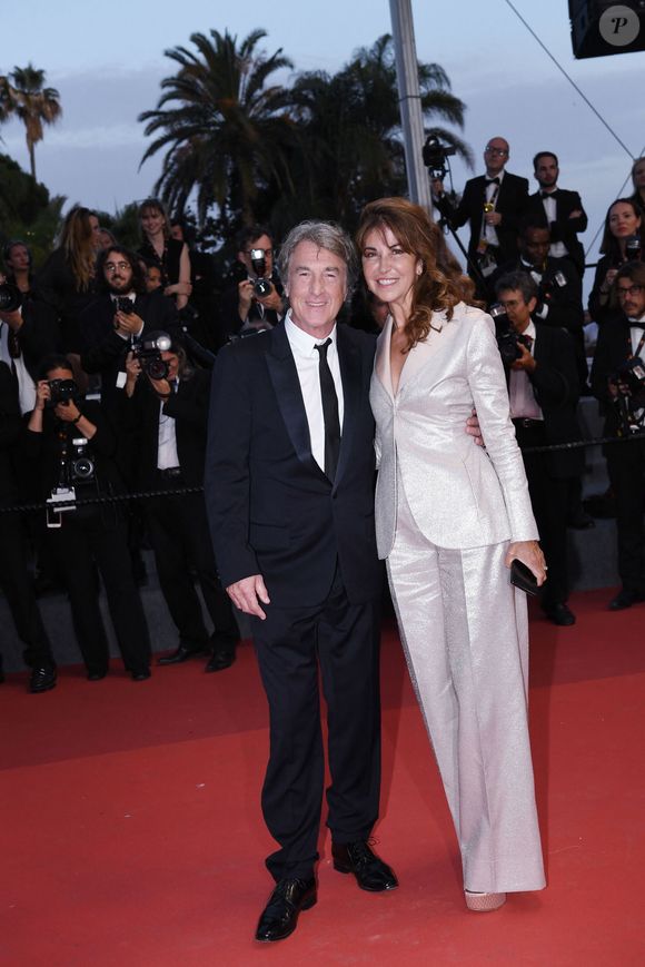 François Cluzet et sa femme Narjiss Slaoui-Falcoz à la montée des marches du film "Mascarade" lors du 75ème Festival International du Film de Cannes, le 27 mai 2022. © Rachid Bellak/Bestimage