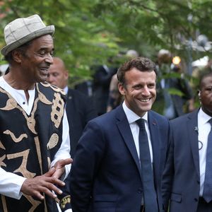 qui dispose en effet de courts de tennis, d'un terrain de basket, d'une piscine, d'un bain thermal, d'un restaurant, d'un bar, d'un musée, rien que ça.

Le président français Emmanuel Macron et Yannick Noah  au village Noah pour un débat avec la société civile et un concert, Yaoundé, Cameroun, le 26 juillet 2022. Emmanuel Macron effectue une tournée africaine de trois jours au Cameroun, au Bénin et en Guinée-Bissau.  © Stéphane Lemouton/Bestimage