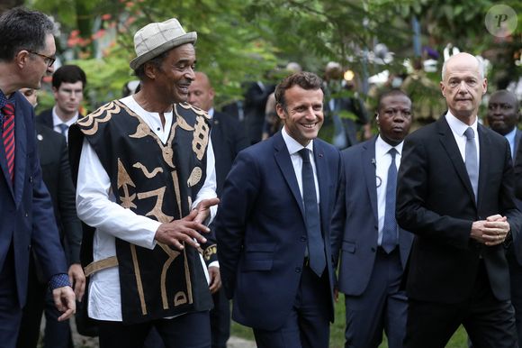 qui dispose en effet de courts de tennis, d'un terrain de basket, d'une piscine, d'un bain thermal, d'un restaurant, d'un bar, d'un musée, rien que ça.

Le président français Emmanuel Macron et Yannick Noah  au village Noah pour un débat avec la société civile et un concert, Yaoundé, Cameroun, le 26 juillet 2022. Emmanuel Macron effectue une tournée africaine de trois jours au Cameroun, au Bénin et en Guinée-Bissau.  © Stéphane Lemouton/Bestimage