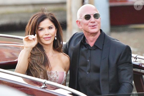 Le couple nouvellement marié Jeff Bezos et Lauren Sanchez fait une sortie chic de l'hôtel Aman en taxi aquatique. Le duo poursuit son séjour romantique à Venise avec une croisière glamour sur les canaux. Souriants et détendus, ils s’imprègnent du charme de la ville. Backgrid UK/ Bestimage