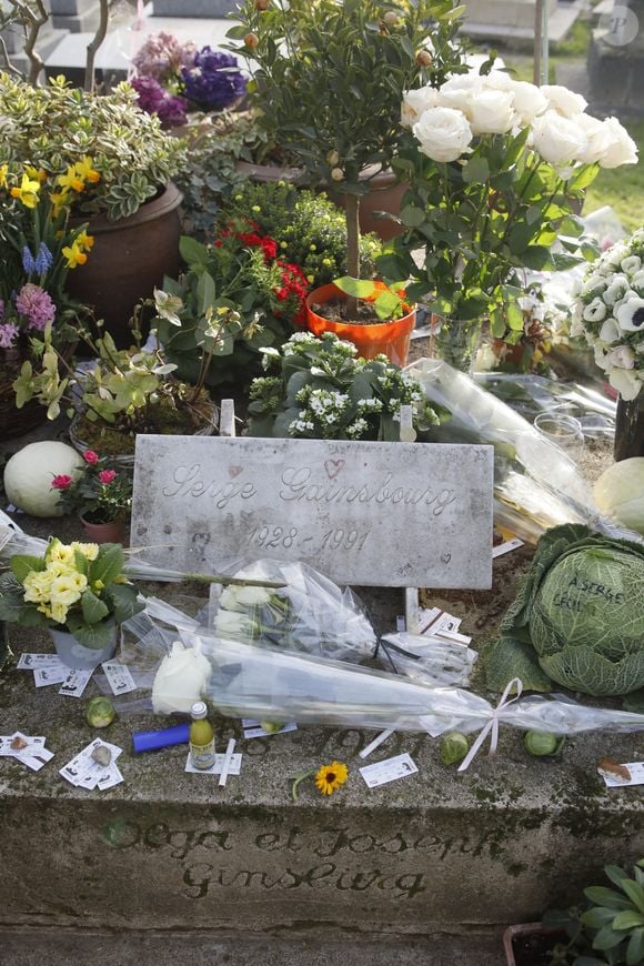 Illustration de la tombe de Serge Gainsbourg au cimetière du Montparnasse dans le 14ème arrondissement de Paris lors du 30ème anniversaire de sa mort, à Paris, France, le 2 mars 2021. © Christophe Clovis/Bestimage