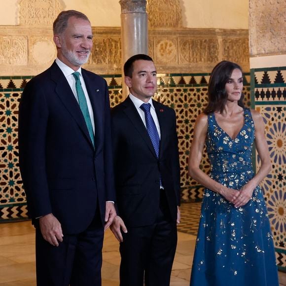 Difficile de passer à côté du roi Juan Carlos Ier, donc !

La reine Letizia et le roi Felipe VI d'Espagne organisent un dîner d'État en l'honneur des chefs d'État en visite au Real Alcazar, le 29 juin 2025.

Photo : Lalo Yasky / Bestimage
