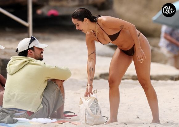 Elle exerce également comme mannequin et influenceuse, avec 2,5 millions d'abonnés sur Instagram.

Gabriela Berlingeri aperçue à Tamarama Beach en Australie avec Bad Bunny.

© Matrix / Bestimage