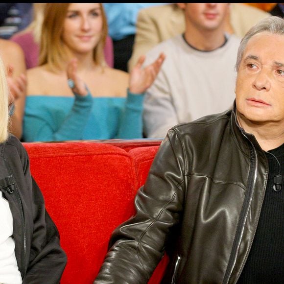Il a été très proche de Mireille Darc.

Michel Sardou et Mireille Darc sur le plateau de "Vivement Dimanche".  © Guillaume Gaffiot/Bestimage