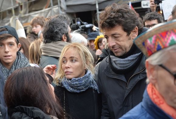 Emmanuelle Béart et Patrick Bruel - Marche républicaine pour Charlie Hebdo à Paris, suite aux attentats terroristes survenus à Paris les 7, 8 et 9 janvier. Paris, le 11 janvier 2015 ©VEEREN / BESTIMAGE