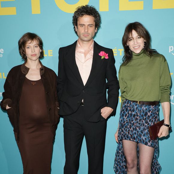 Lou de Laâge (enceinte), Luke Kirby, Charlotte Gainsbourg à la première de la série "Etoile" de Prime Video à la Galerie Bourbon à Paris le 23 avril 2025.

© Coadic Guirec / Bestimage