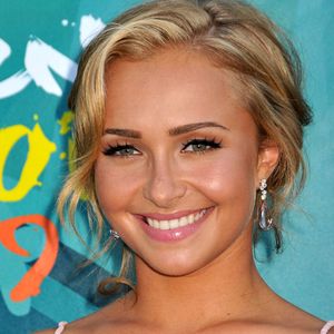 "J’avais travaillé avec ces personnes pendant dix ans et je me souviens que personne ne m’a dit un mot", avait-elle regretté quand la marque l'a remerciée.

Hayden Panettiere arrive aux Teen Choice Awards 2009 au Gibson Amphitheatre d'Universal City, en Californie (États-Unis), le 9 août 2009. Photo de Byron Purvis/AdMedia/SPUS/ABACAPRESS.COM