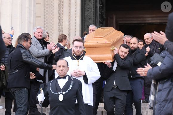 Invité sur le plateau de l’émission "C à vous", Mohamed Bouhafsi était revenu avec émotion sur les derniers instants de l’ancien entraîneur. 

Illustration cercueil - Sorties de la cérémonie religieuse en hommage à Rolland Courbis dans l'église de la Madeleine à Paris, France, le 14 janvier 2026. © Jacovides-Moreau/Bestimage