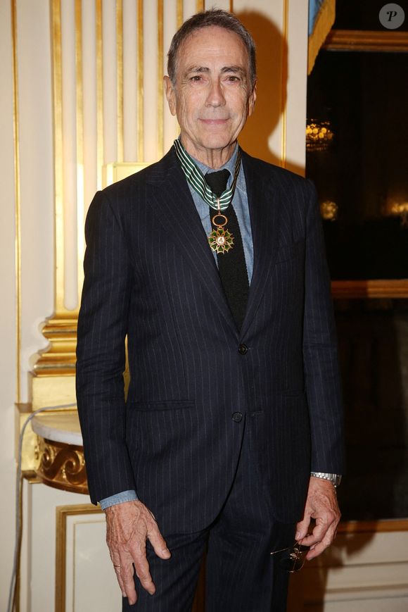 Alain Chamfort reçoit l'insigne de " Commandeur dans l'Ordre des Arts et des Lettres " des mains du ministre français de la Culture Franck Riester, au Ministere De La Culture, à Paris, France, le 30 octobre 2019. Photo by Jerome Domine/ABACAPRESS.COM