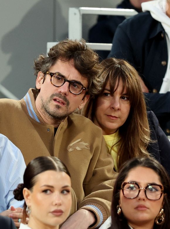 Hugo Gélin et sa femme Nina Rives dans les tribunes lors de la session du soir des Internationaux de France de Tennis de Roland Garros 2025, à Paris, France, le 4 juin 2025. © Jacovides-Moreau/Bestimage