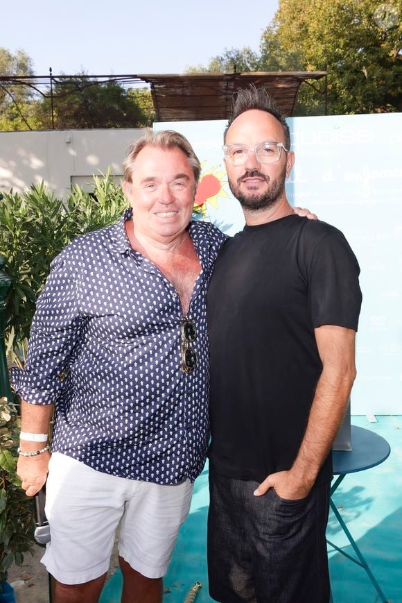 Hervé Pouchol, Jarry (parrain de cette édition) lors de la 6ème édition du tournoi de pétanque caritative Turquoise place des lices au profit pour la deuxième année de l’association soleil d’enfance.
Saint-Tropez, le 10 août 2025.

© Jack Tribeca / Bestimage