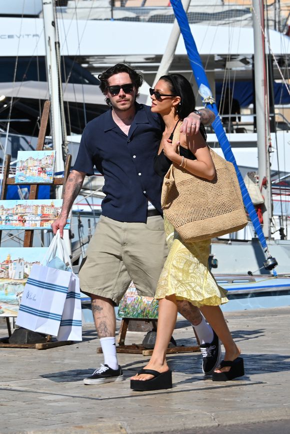 Brooklyn Beckham et sa femme Nicola Peltz pendant leurs vacances à Saint-Tropez, Côte d'Azur, le 7 juillet 2025. Photo : Agence / Bestimage