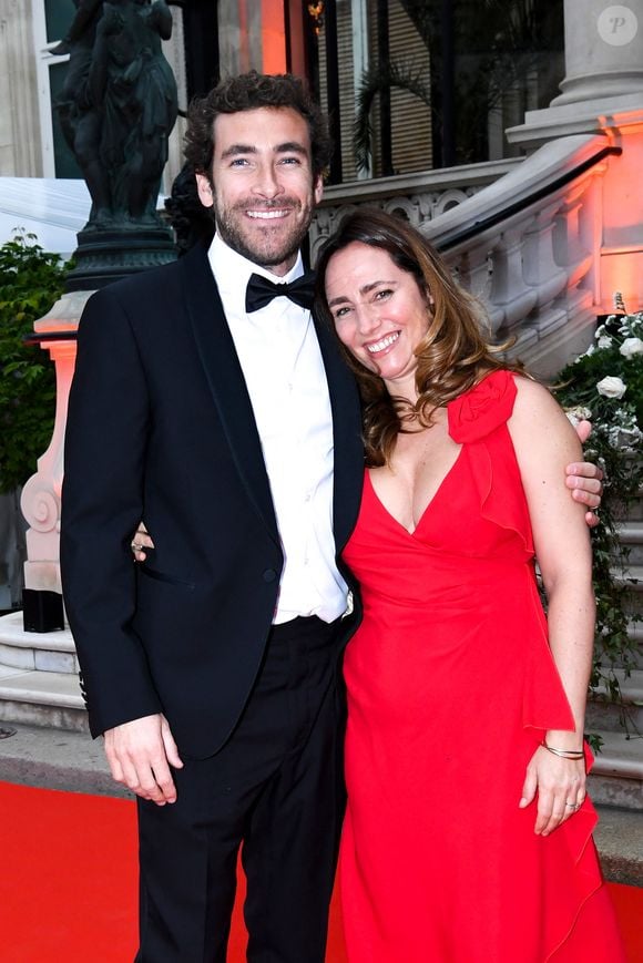 La famille Kretz : "L'Agence" sur TMC  : Martin Kretz et sa femme Eve von Romberg - Soirée de gala des 50 ans de la Fondation Claude Pompidou à l'Hôtel Marcel Dassault à Paris le 12 avril 2022.
C'est à l'Hôtel Marcel Dassault, au rond-point des Champs Elysées, que s'est tenue le mardi 12 avril, la soirée de gala des 50 ans de la Fondation Claude Pompidou.
Cette Fondation créée par l’épouse du Président Georges Pompidou, est la seule fondation de femmes de Présidents toujours en activité. Grâce à ses centres répartis en France, et ses équipes de bénévoles, elle vient en aide aux enfants handicapés, aux malades d'Alzheimer, aux personnes atteintes d'autisme et aux personnes vulnérables.
 La soirée de gala,  présentée par le journaliste  Frédéric.Taddéi, est organisée et financée par Monique Pozzo di Borgo, Natacha.Dassault et Marie-Héléne Habert-Dassault. Elle a réunit des personnalités de tous horizons autour d'une vente aux enchères au profit de la Fondation, orchestrée par le commissaire-priseur d'Artcurial, Arnaud Oliveux, en présence d'Alain Pompidou Président de la Fondation et son épouse Nicole, de Laurent.Dassault, Victor.Habert- Dassault, David de.Rothschild et de Richard.Hutin, directeur général de la Fondation Claude Pompidou.

Rachid Bellak / LMS / Bestimage