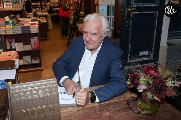 Alain Ducasse invite les passionnés de cuisine à redécouvrir un incontournable absolu à travers des créations inédites.

Exclusif - Le Chef Alain Ducasse dédicace son livre "Chocolat" à la Galerie Galignani à Paris le 5 Octobre 2026. © Bertrand Rindoff / Bestimage