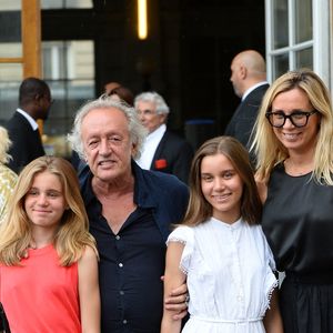 Didier Barbelivien, sa femme Laure et leurs filles Louise et Lola - Mariage de Claude Lelouch à la mairie du 18ème à Paris. Le 17 juin 2023 
Agence / Bestimage