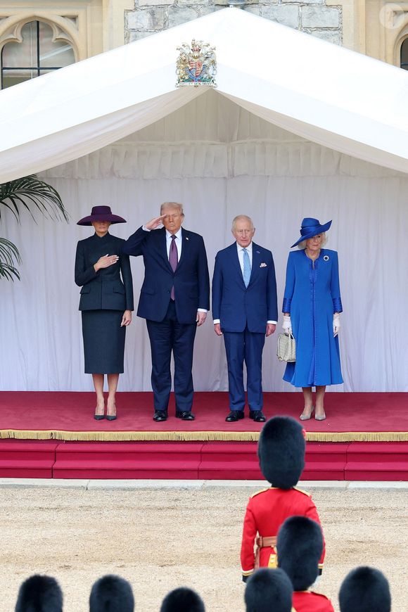 Donald Trump et son épouse ont été accueillis en grandes pompes.

La première dame Melania Trump, le président Donald Trump, le roi Charles III et la reine Camilla passent en revue la garde d'honneur lors de la cérémonie d'accueil au château de Windsor, Berkshire.  © Jackson Chris/PA Wire/ABACA