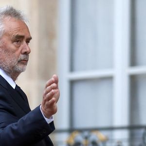 Le cinéaste français Luc Besson - Arrivée des invités au dîner d'Etat en l'honneur du président chinois Xi Jinping et de sa femme la Première Dame Peng Liyuan au palais présidentiel de l'Elysée à Paris, France, le 6 mai 2024. © Stéphane Lemouton / Bestimage