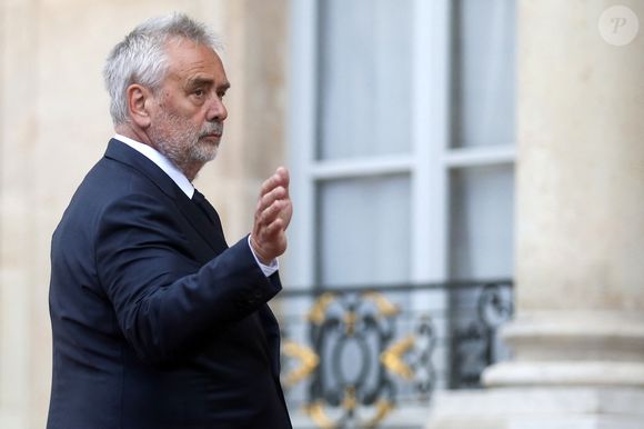 Le cinéaste français Luc Besson - Arrivée des invités au dîner d'Etat en l'honneur du président chinois Xi Jinping et de sa femme la Première Dame Peng Liyuan au palais présidentiel de l'Elysée à Paris, France, le 6 mai 2024. © Stéphane Lemouton / Bestimage