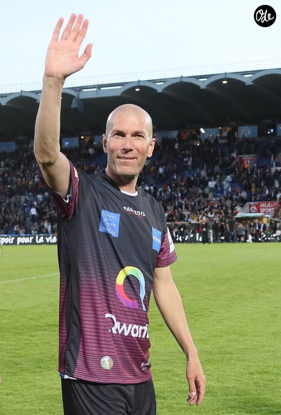 Zinédine Zidane (entraîneur du Real Madrid) lors du "Match des légendes" (match caritatif mi-foot, mi-rugby) au profit de l'association de P.Olmeta, "Un sourire, un espoir pour la vie", qui vient en aide aux enfants malades, au stade Chaban Delmas, Bordeaux, France. © Patrick Bernard/Bestimage