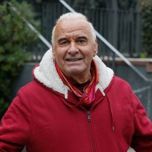 Michel Fugain - Sorties de l'enregistrement "Vivement dimanche" au Studio Gabriel, diffusée le 27 mars 2022 sur France 2. Le 17 mars 2022.  © Christophe Clovis / Bestimage