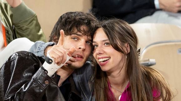 A Roland Garros, la petite-fille de Jacques Higelin, Kim, est collée à son compagnon : il est acteur lui aussi