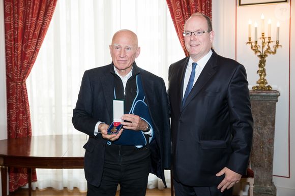 Exclusif - Sebastiao Salgado et le prince Albert II de Monaco - Le photographe Sebastiao Salgado reçoit l'insigne de Chevalier de l'ordre des Arts et des Lettres par le prince Albert II de Monaco à l’ambassade de Monaco à Paris le 21 février 2019. © Cyril Moreau/Bestimage