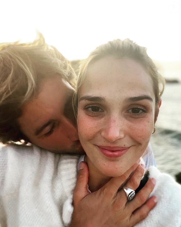 Finalement, rien de plus normal pour ce surfeur professionnel, ancien champion de France, qui a ainsi pu célébrer l’amour qu’il porte à son épouse avec une référence à la passion qui l’anime.

Camille Lou et son amoureux le sportif Romain Laulhe, fous amoureux sur Instagram.