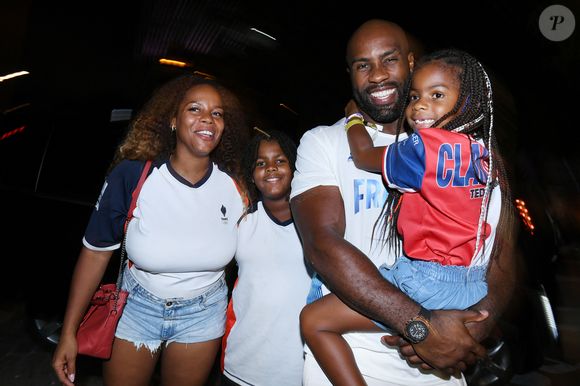 Bien qu'ils ne soient pas encore unis par les liens du mariage, les tourtereaux ont donné naissance à deux enfants : Eden (11 ans) et Ysis (7 ans)...

Exclusif - Teddy Riner avec sa femme Luthna et ses enfants Eden et Ysis - Teddy Riner fête son titre de champion Olympique de judo en équipe mixte au restaurant "Podium" du groupe (Les bistrots Pas Parisiens) à Paris le 3 aout 2024. © Rachid Bellak/Bestimage