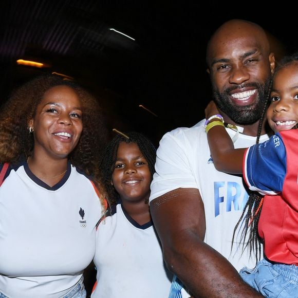 Bien qu'ils ne soient pas encore unis par les liens du mariage, les tourtereaux ont donné naissance à deux enfants : Eden (11 ans) et Ysis (7 ans)...

Exclusif - Teddy Riner avec sa femme Luthna et ses enfants Eden et Ysis - Teddy Riner fête son titre de champion Olympique de judo en équipe mixte au restaurant "Podium" du groupe (Les bistrots Pas Parisiens) à Paris le 3 aout 2024. © Rachid Bellak/Bestimage