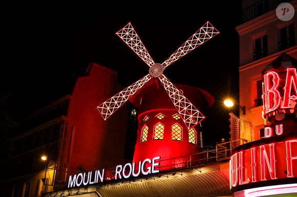 L'appartement en question se situe Cité Véron, juste derrière le Moulin Rouge, 

Les ailes du Moulin-Rouge tournent à nouveau, quatorze mois après leur chute accidentelle à Paris le 10 juillet 2025. Le mythique cabaret du 18ᵉ arrondissement de Paris a célébré ce redémarrage sous les feux d'artifice et dans une profusion de plumes rouges. © Jack Tribeca / Bestimage