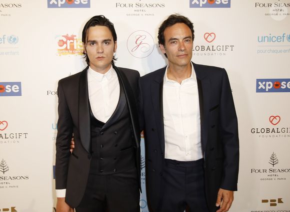 Anthony Delon avec son frère Alain-Fabien Delon au photocall de la 10ème édition du "Global Gift Gala" à l'hôtel Four Seasons George V à Paris, le 3 juin 2019.
© Marc Ausset-Lacroix/Bestimage