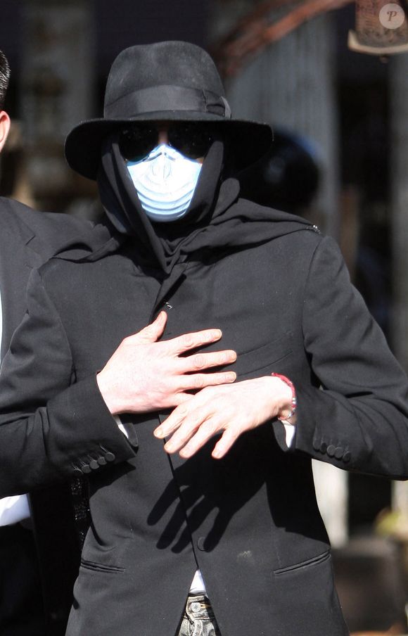 Michael Jackson achète des antiquités à Beverly Hills, CA, USA le 22 avril 2009. Le roi de la pop fait un signe de paix à ses fans en entrant dans le magasin, avec un garde du corps à ses côtés. Photo de GSI/ABACAPRESS.COM